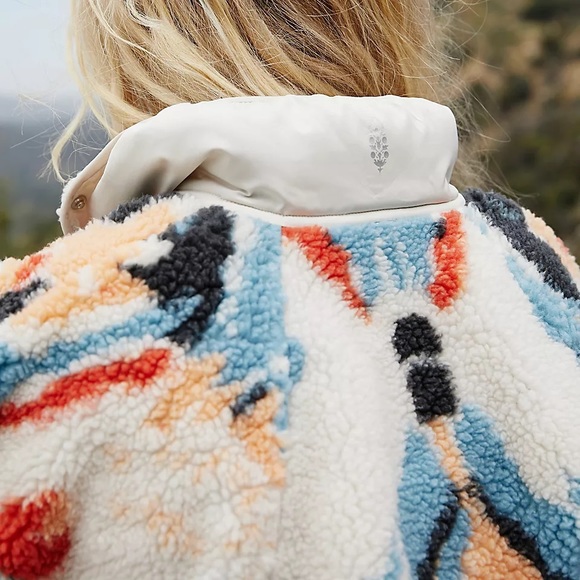 🌸FREE PEOPLE HIT the slopes  Printed Fleece Jacket🌸 - Picture 4 of 10